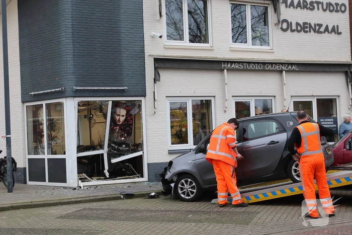 Personenauto rijdt tegen gebouw aan