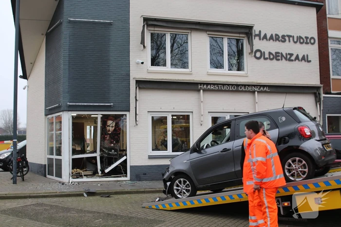 Personenauto rijdt tegen gebouw aan