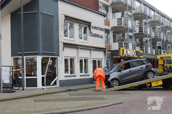 Personenauto rijdt tegen gebouw aan