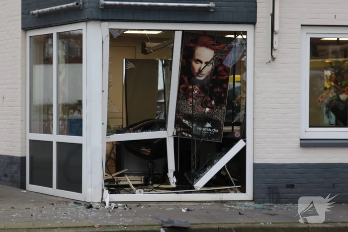 Personenauto rijdt tegen gebouw aan