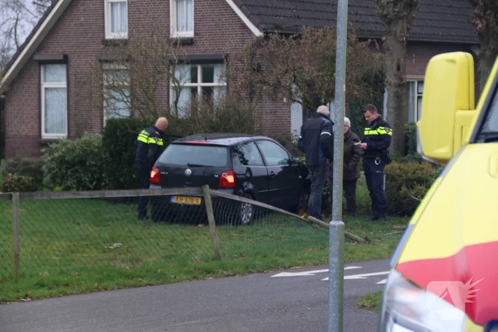 Automobilist belandt in tuin van woning