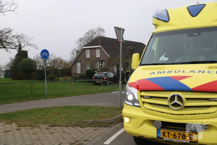 Automobilist belandt in tuin van woning