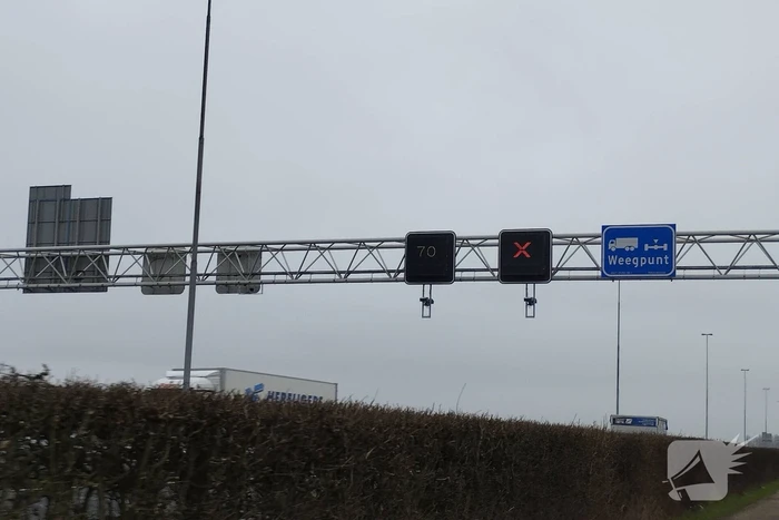 Personenauto klapt bovenop vrachtwagen