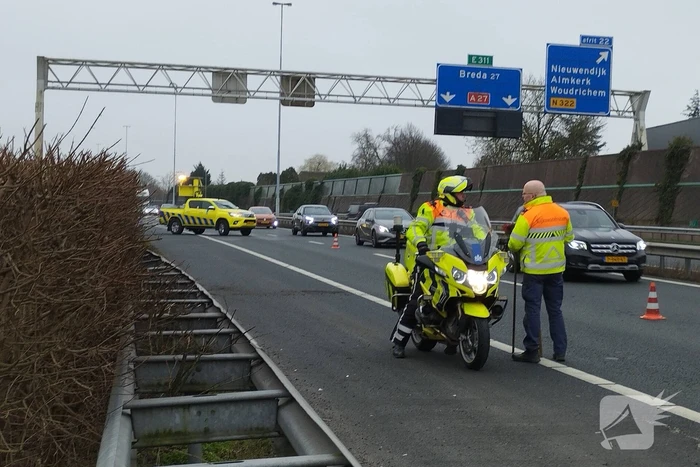Personenauto klapt bovenop vrachtwagen
