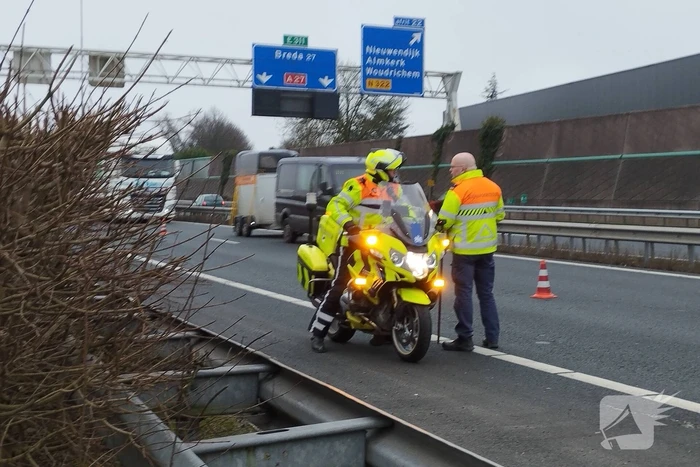Personenauto klapt bovenop vrachtwagen