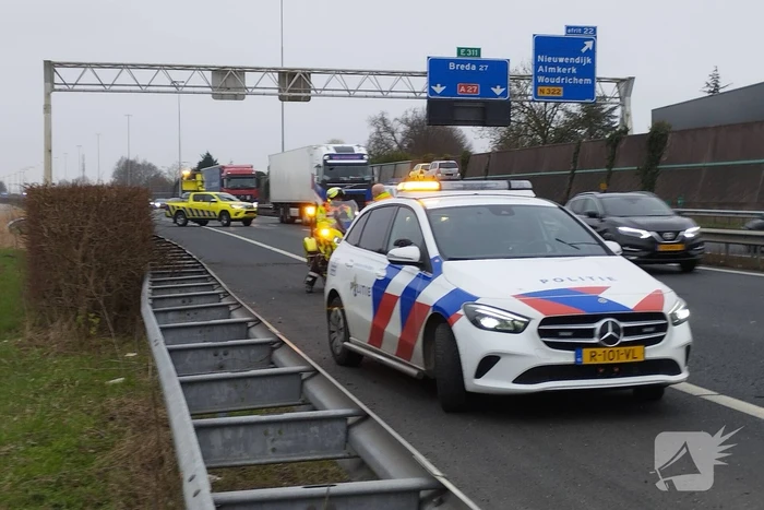 Personenauto klapt bovenop vrachtwagen