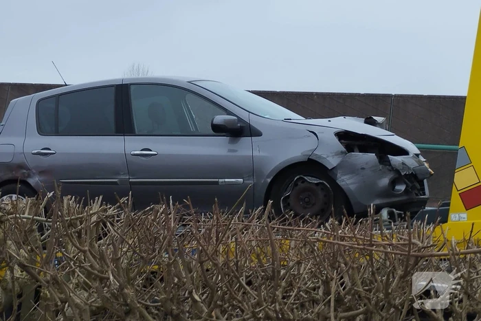 Personenauto klapt bovenop vrachtwagen