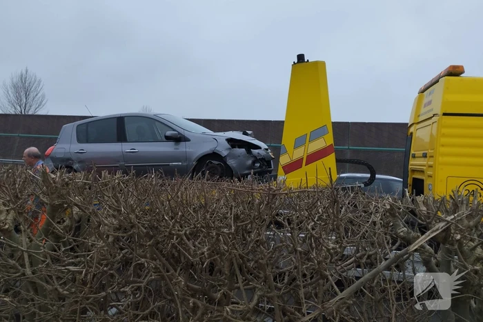 Personenauto klapt bovenop vrachtwagen