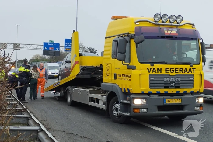 Personenauto klapt bovenop vrachtwagen