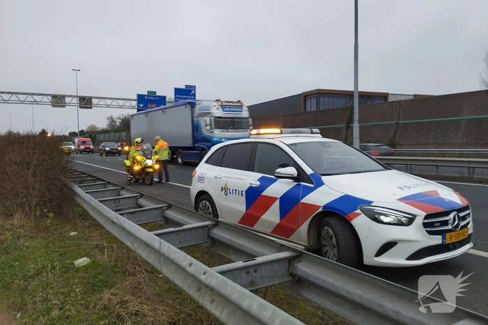 Personenauto klapt bovenop vrachtwagen