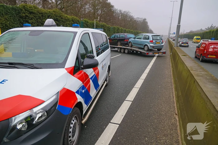 Snelweg afgesloten door geschaarde aanhanger