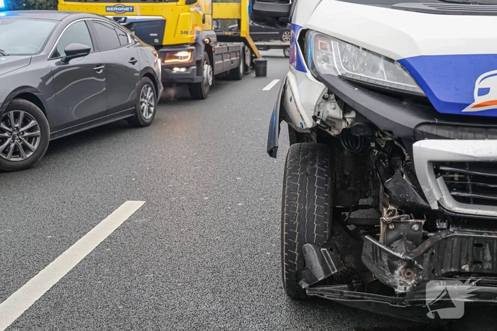 Snelweg afgesloten door geschaarde aanhanger