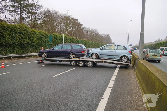 Snelweg afgesloten door geschaarde aanhanger