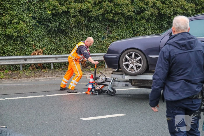 Snelweg afgesloten door geschaarde aanhanger