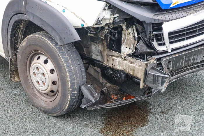 Snelweg afgesloten door geschaarde aanhanger
