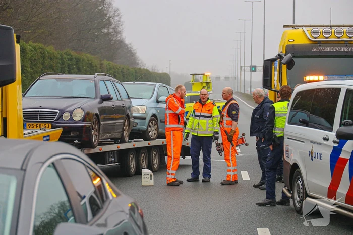 Snelweg afgesloten door geschaarde aanhanger