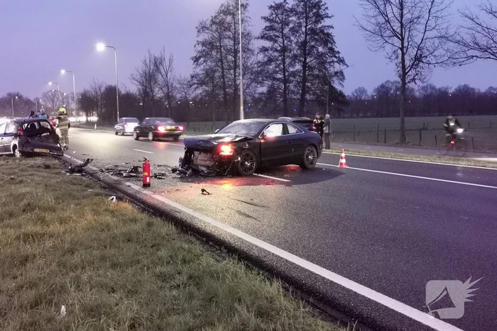 Flinke ravage na ongeval met drie voertuigen