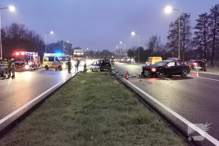 Flinke ravage na ongeval met drie voertuigen
