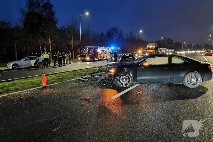 Flinke ravage na ongeval met drie voertuigen