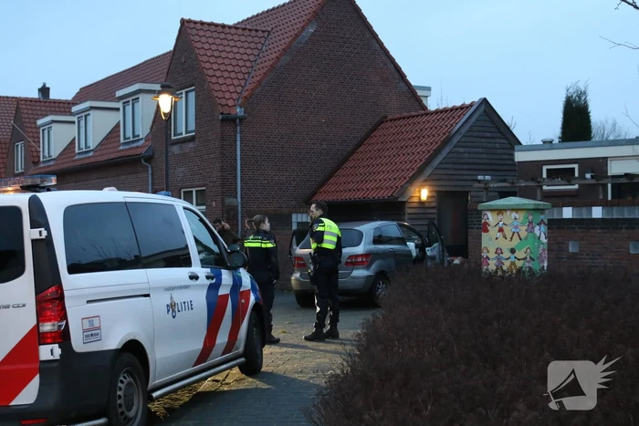Automobilist rijdt door muur, kind raakt gewond
