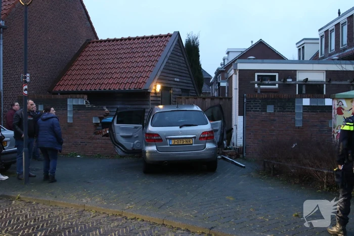 Automobilist rijdt door muur, kind raakt gewond