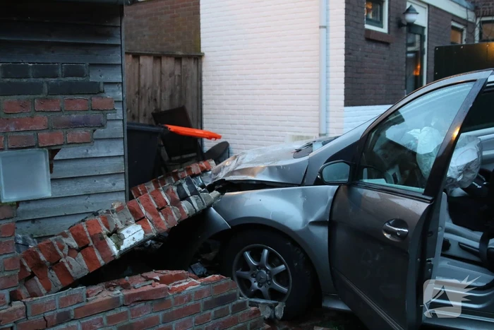 Automobilist rijdt door muur, kind raakt gewond