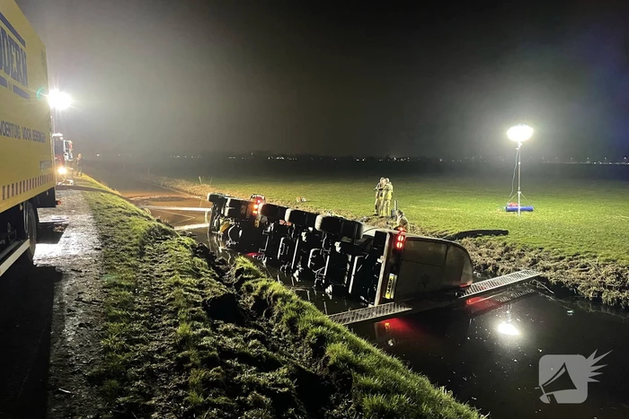 Vrachtwagen belandt op zijn kant in sloot