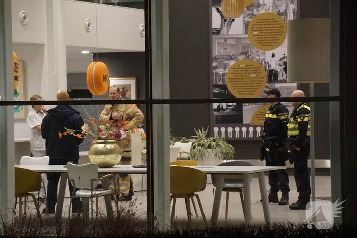 Brandweer zet keramiekoven naar buiten
