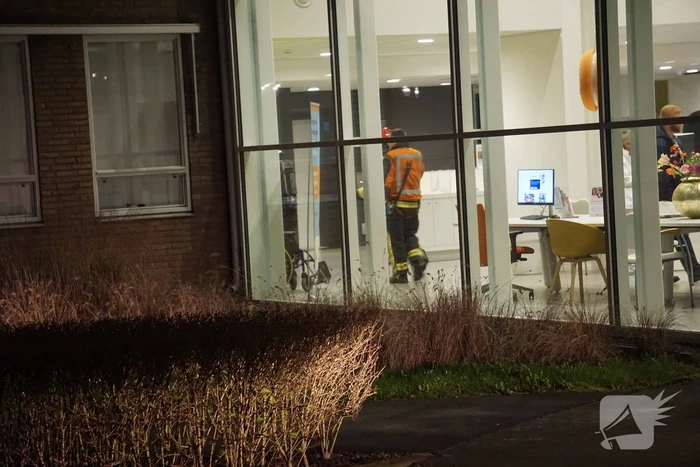 Brandweer zet keramiekoven naar buiten