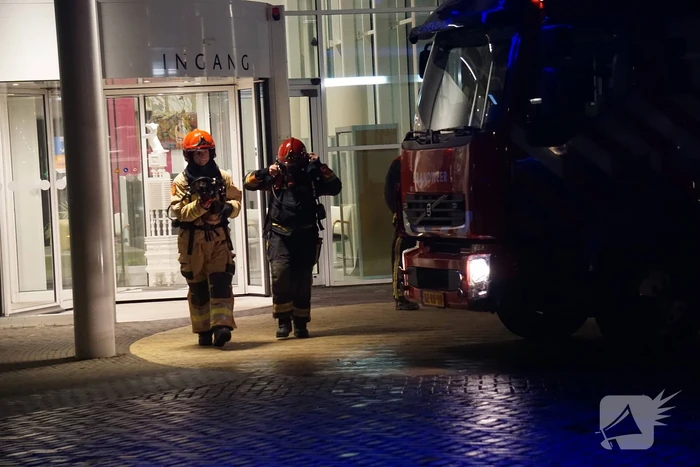 Brandweer zet keramiekoven naar buiten