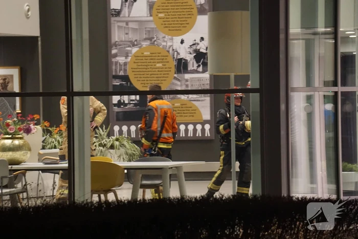 Brandweer zet keramiekoven naar buiten