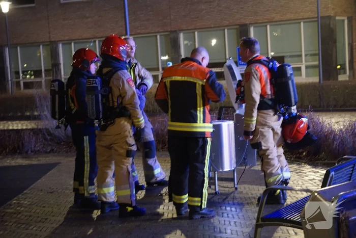 Brandweer zet keramiekoven naar buiten