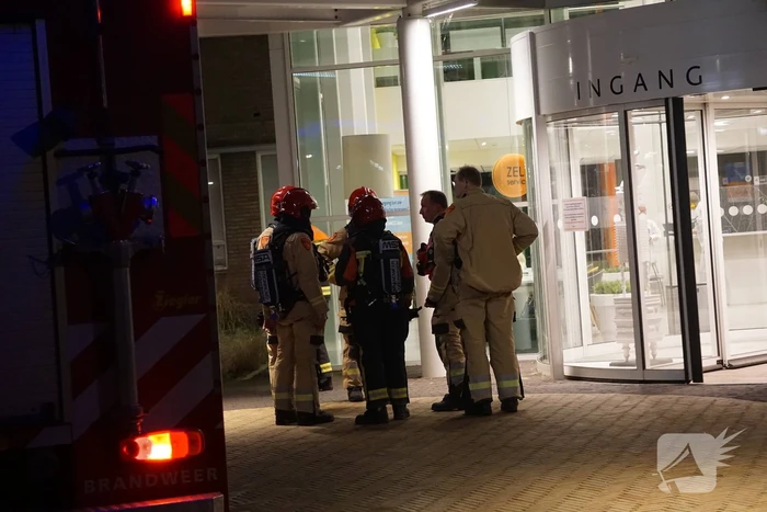 Brandweer zet keramiekoven naar buiten