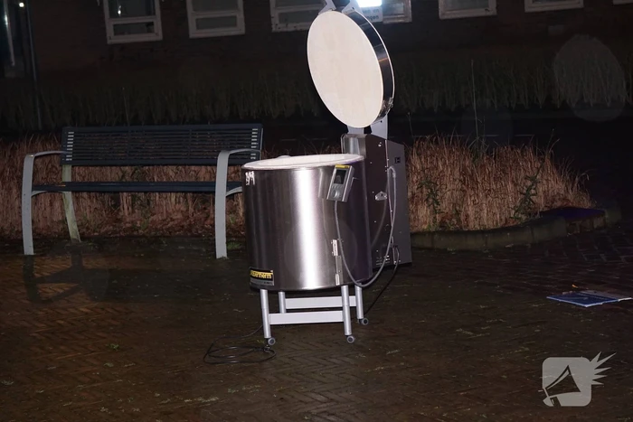 Brandweer zet keramiekoven naar buiten