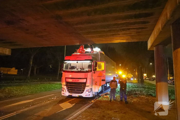 Te hoge vrachtwagen klem onder viaduct