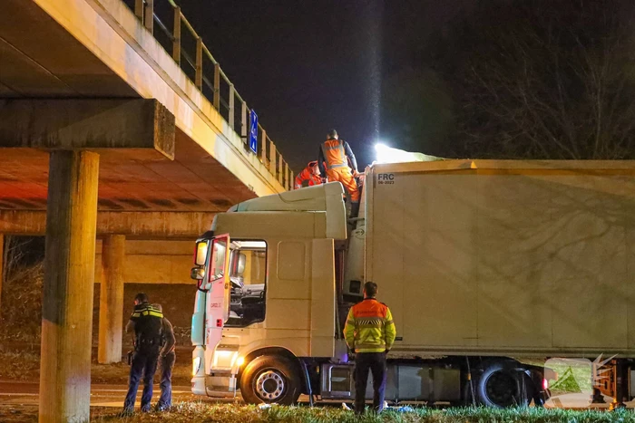 Te hoge vrachtwagen klem onder viaduct