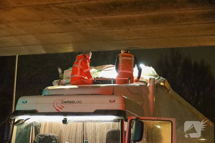 Te hoge vrachtwagen klem onder viaduct
