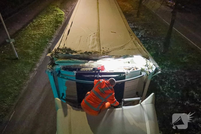 Te hoge vrachtwagen klem onder viaduct
