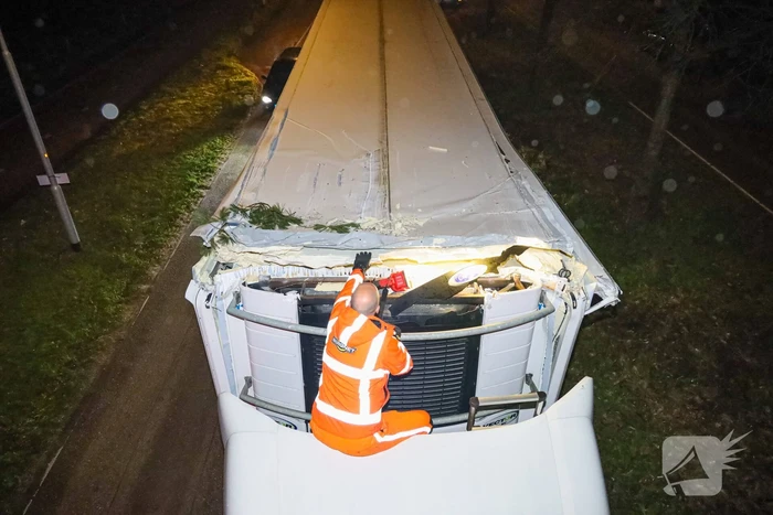 Te hoge vrachtwagen klem onder viaduct