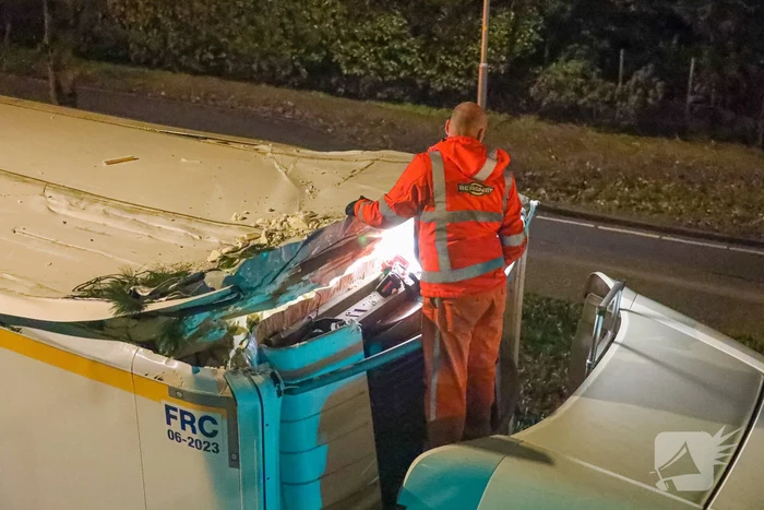 Te hoge vrachtwagen klem onder viaduct