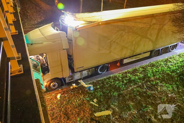 Te hoge vrachtwagen klem onder viaduct