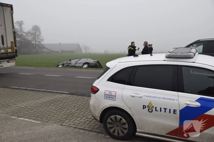 Auto belandt in sloot bij botsing met bestelbus