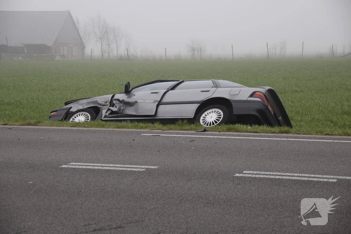 Auto belandt in sloot bij botsing met bestelbus