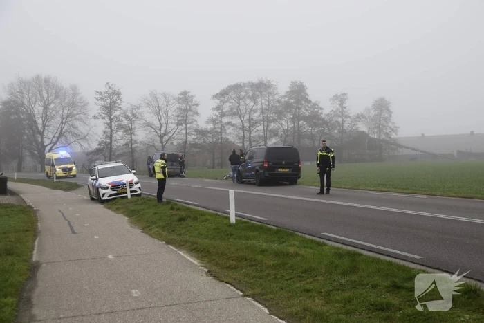 Auto belandt in sloot bij botsing met bestelbus