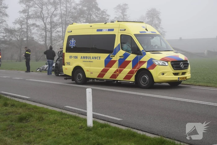 Auto belandt in sloot bij botsing met bestelbus