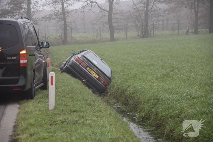 Auto belandt in sloot bij botsing met bestelbus