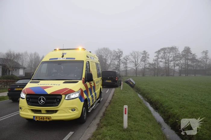 Auto belandt in sloot bij botsing met bestelbus