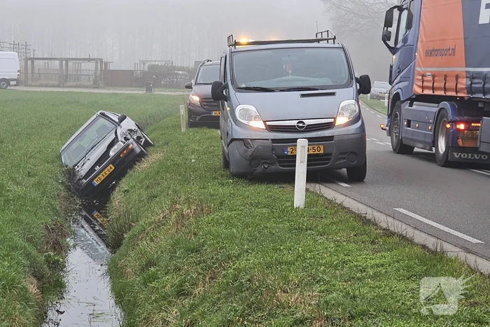 Auto belandt in sloot bij botsing met bestelbus