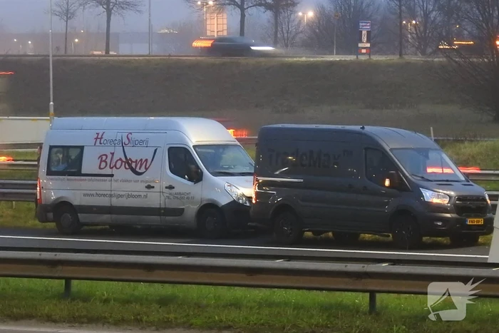 Drie bestelbussen brokken bij kop-staart aanrijding
