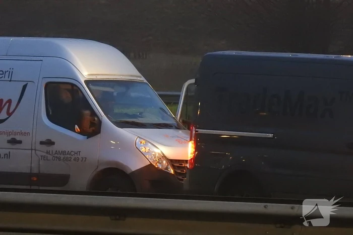 Drie bestelbussen brokken bij kop-staart aanrijding